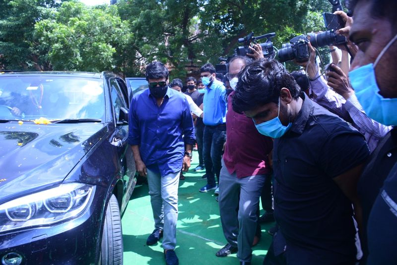 chiranjeevi unveil the statue of allu ramalingaiah in rajahmundry