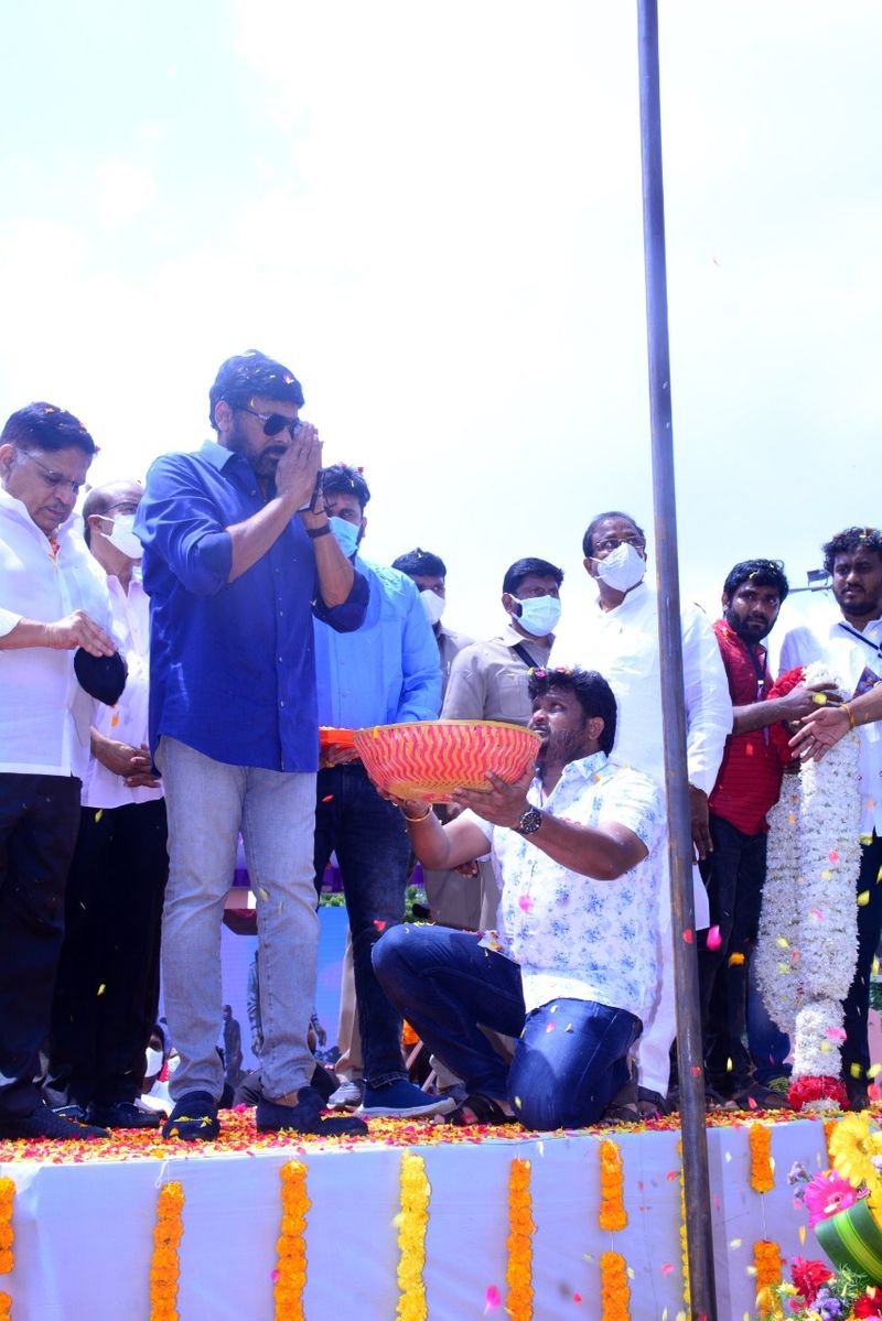 chiranjeevi unveil the statue of allu ramalingaiah in rajahmundry