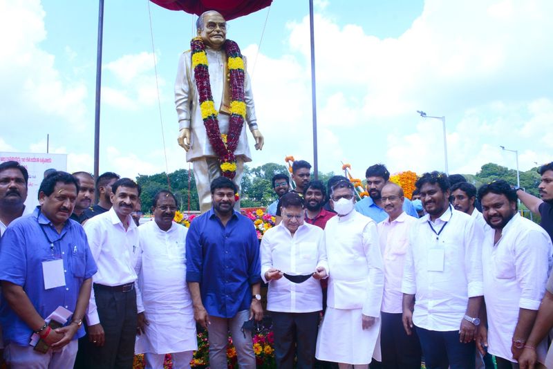 chiranjeevi unveil the statue of allu ramalingaiah in rajahmundry