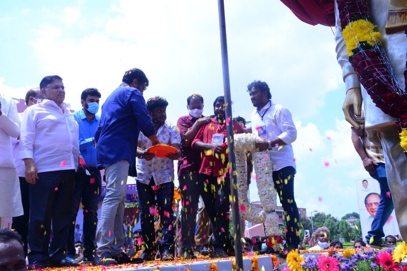 chiranjeevi unveil the statue of allu ramalingaiah in rajahmundry