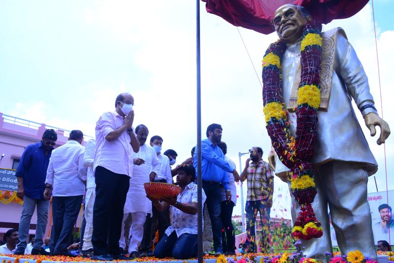 chiranjeevi unveil the statue of allu ramalingaiah in rajahmundry