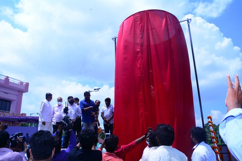 chiranjeevi unveil the statue of allu ramalingaiah in rajahmundry