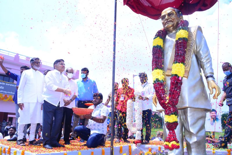 chiranjeevi unveil the statue of allu ramalingaiah in rajahmundry