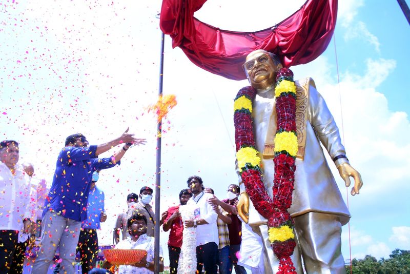 chiranjeevi unveil the statue of allu ramalingaiah in rajahmundry