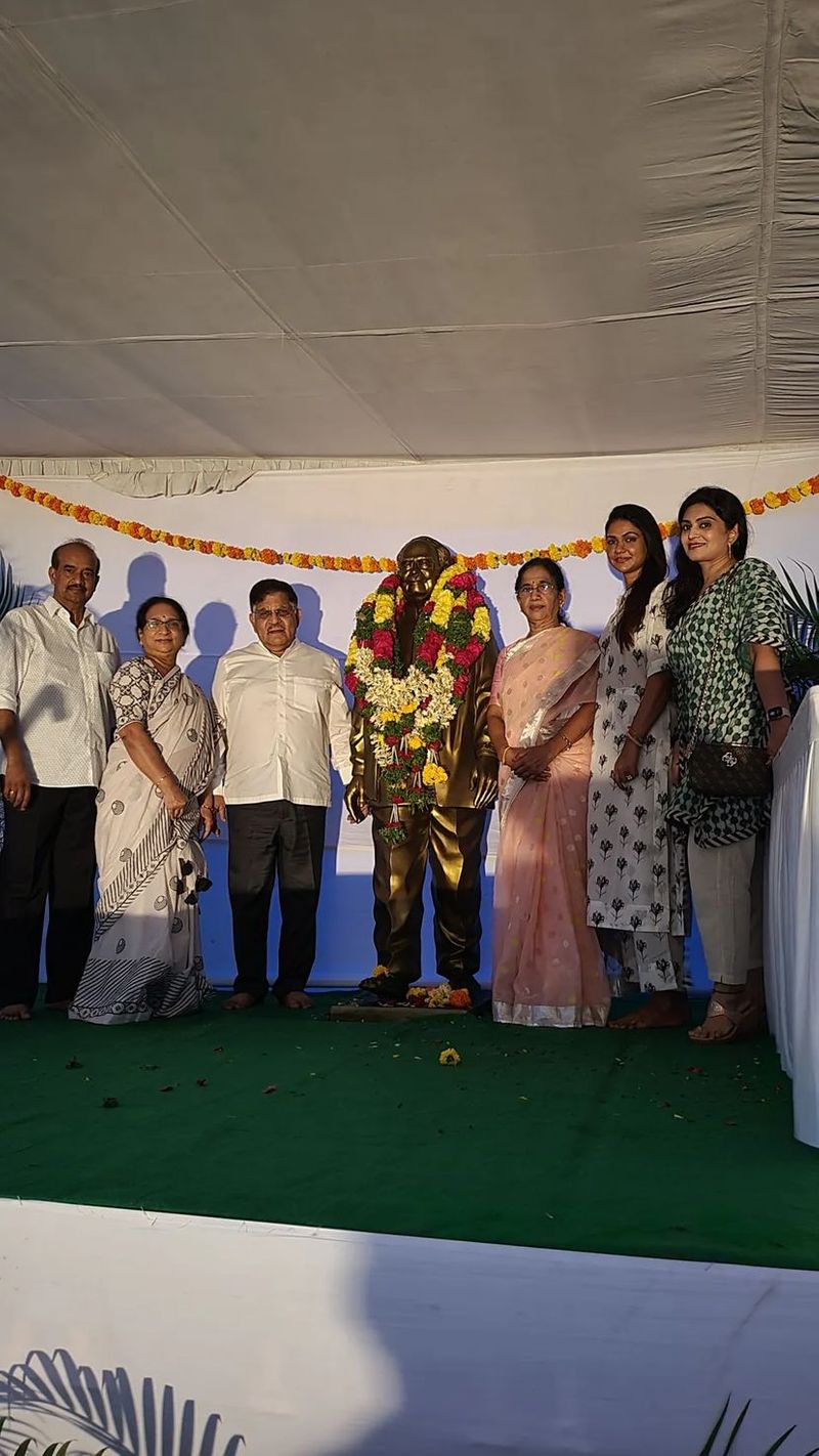 chiranjeevi unveil the statue of allu ramalingaiah in rajahmundry