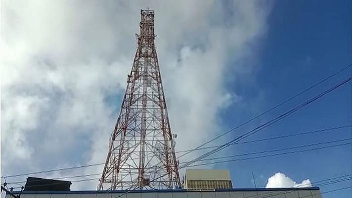 man climbs atop BSNL tower, keeps police on toes in vijayawada man climbs atop BSNL tower, keeps police on toes in vijayawada