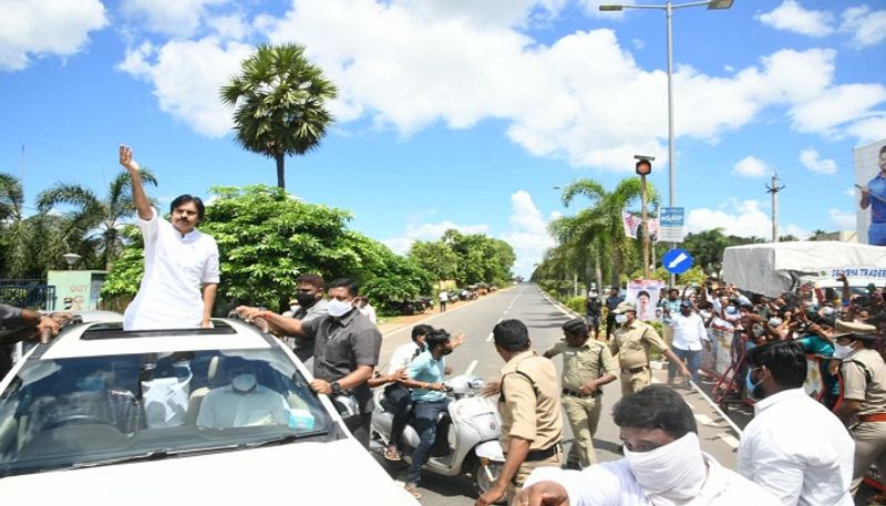 Sramadanam : janasena chief pawan kalyan reached to rajahmundry