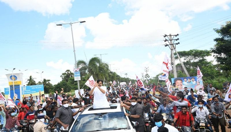 Sramadanam : janasena chief pawan kalyan reached to rajahmundry