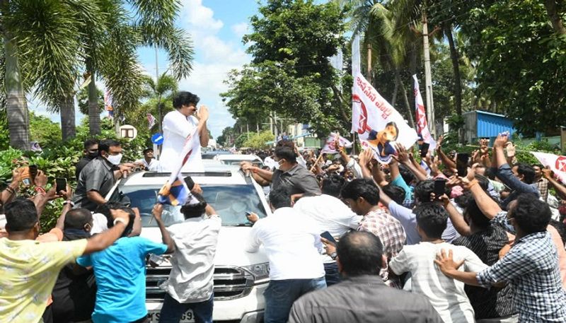 Sramadanam : janasena chief pawan kalyan reached to rajahmundry