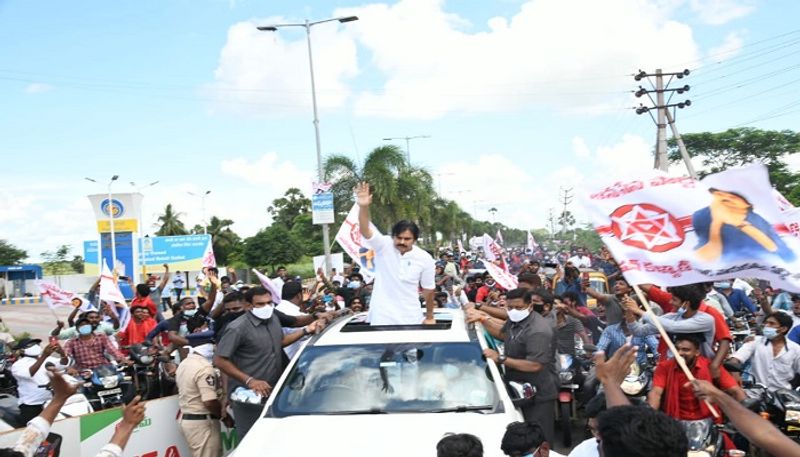 Sramadanam : janasena chief pawan kalyan reached to rajahmundry