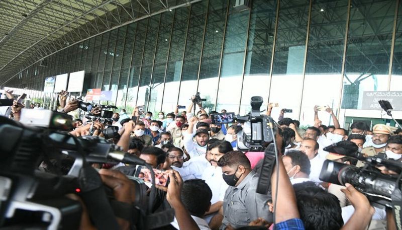 Sramadanam : janasena chief pawan kalyan reached to rajahmundry