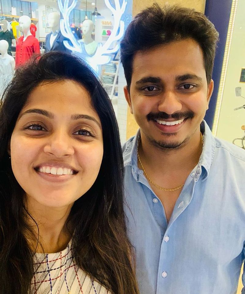 Raja Rani serial fame Vaishali shopping for wedding with boyfriend viral photos