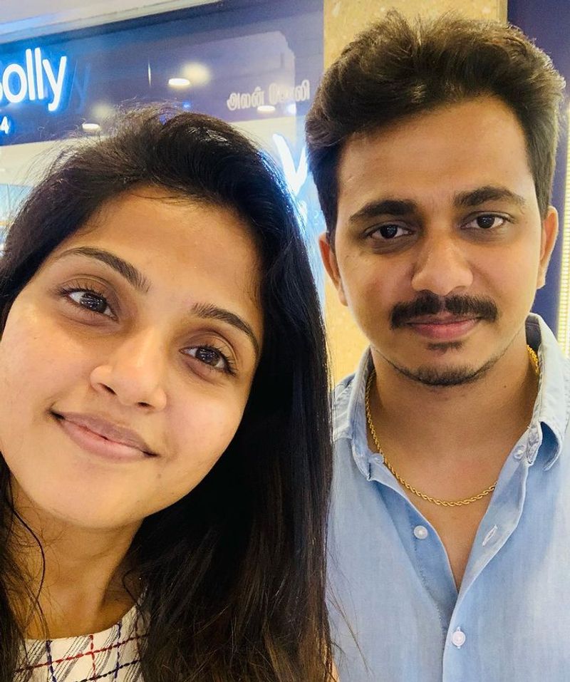 Raja Rani serial fame Vaishali shopping for wedding with boyfriend viral photos