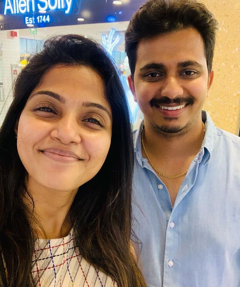 Raja Rani serial fame Vaishali shopping for wedding with boyfriend viral photos