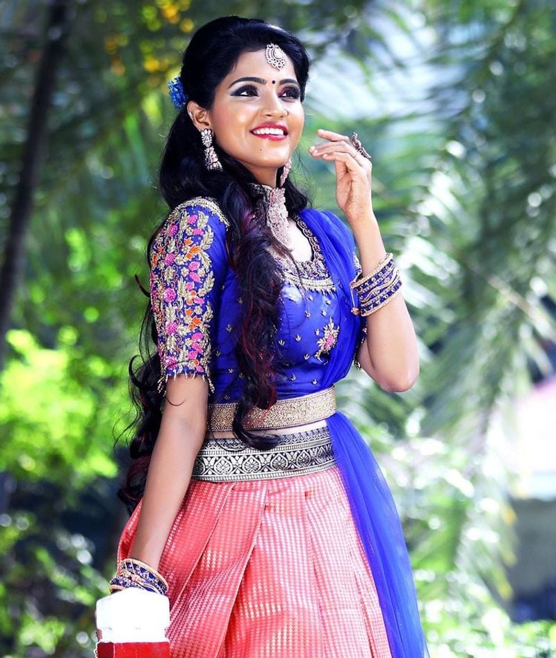 Raja Rani serial fame Vaishali shopping for wedding with boyfriend viral photos