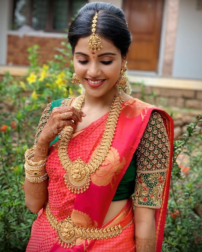 Raja Rani serial fame Vaishali shopping for wedding with boyfriend viral photos