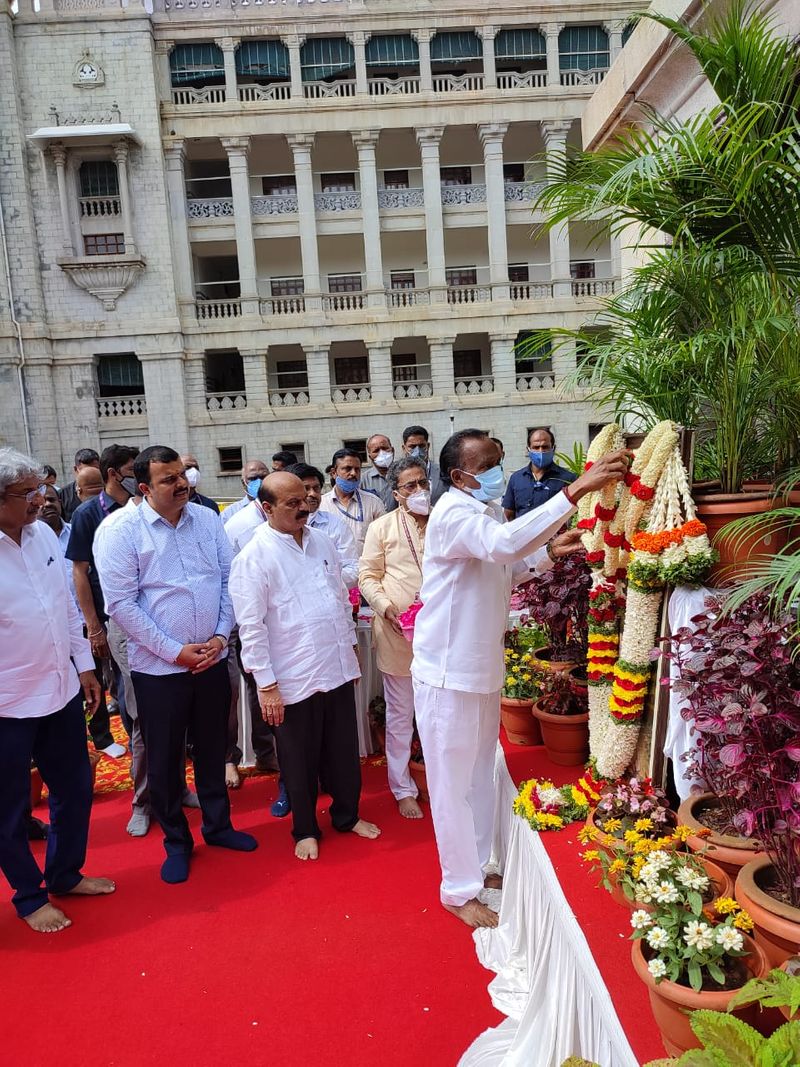 CM Basavaraj Bommai Bought saree for his Wife snr