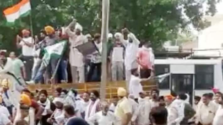 Farmers protest turns violent outside Haryana CM's house, police use water cannons to disperse protesters-dnm Farmers protest turns violent outside Haryana CM's house, police use water cannons to disperse protesters-dnm