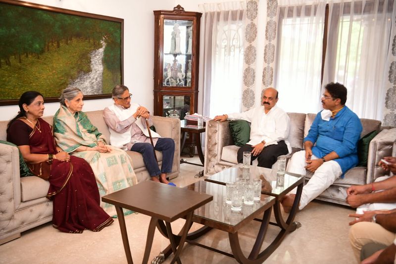 Official Invitation to SM Krishna for the Inauguration of Mysuru Dasara grg