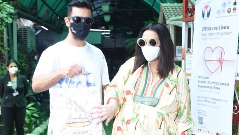 malaika arora spotted without and white spot on face outside appartment