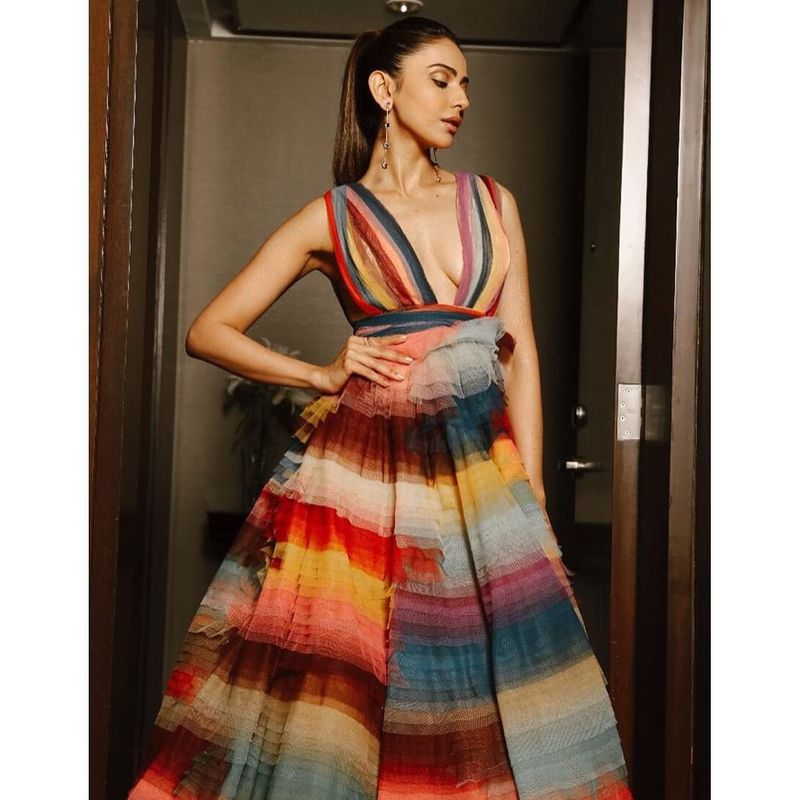 rakul preet singh belly show with small top latest hot photos goes viral