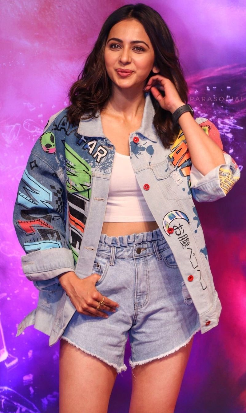 rakul preet singh belly show with small top latest hot photos goes viral
