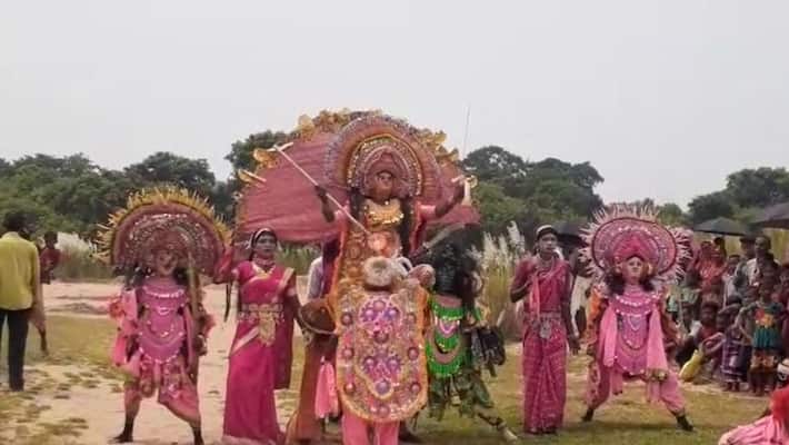 Chhau artists are presenting Corona through dance bmm Chhau artists are presenting Corona through dance bmm