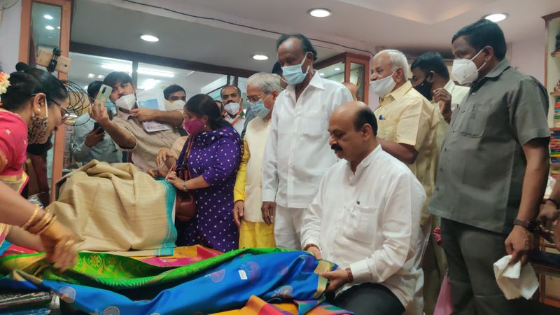 CM Basavaraj Bommai Purchased Saree to His Wife in Khadi Sales Shop in Bengaluru grg