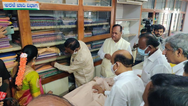 CM Basavaraj Bommai Purchased Saree to His Wife in Khadi Sales Shop in Bengaluru grg