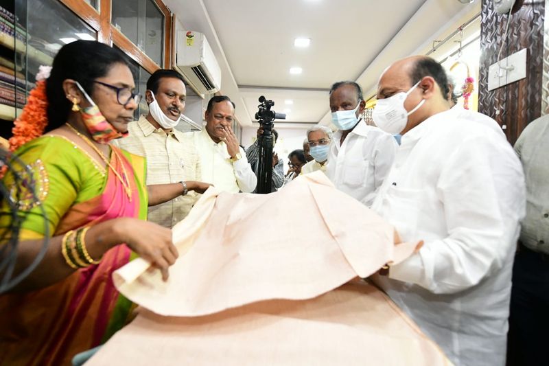 CM Basavaraj Bommai Purchased Saree to His Wife in Khadi Sales Shop in Bengaluru grg