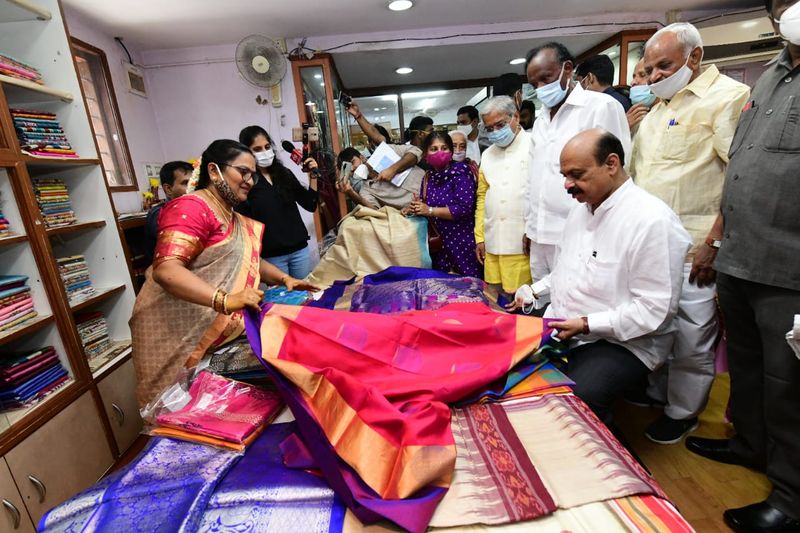CM Basavaraj Bommai Purchased Saree to His Wife in Khadi Sales Shop in Bengaluru grg