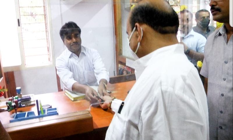 CM Basavaraj Bommai Purchased Saree to His Wife in Khadi Sales Shop in Bengaluru grg