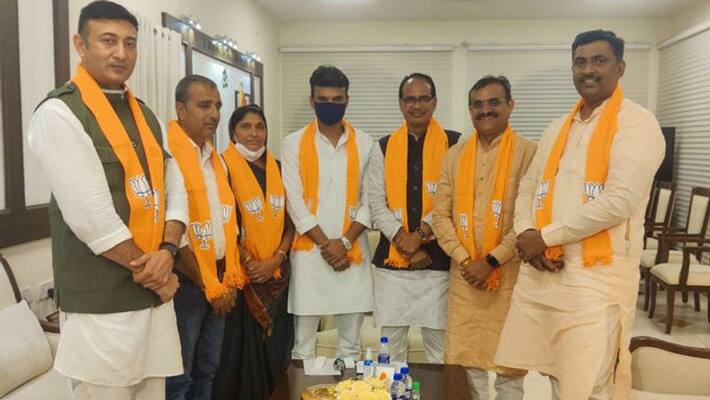 Madhya Pradesh 3 time Congress MLA from Alirajpur Sulochana Rawat joined BJP along with her son Vishal Madhya Pradesh 3 time Congress MLA from Alirajpur Sulochana Rawat joined BJP along with her son Vishal