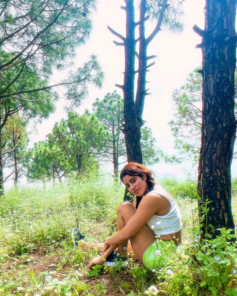 sridevi daughter janhvi kapoor enjoys her vacation rises heat in shorts