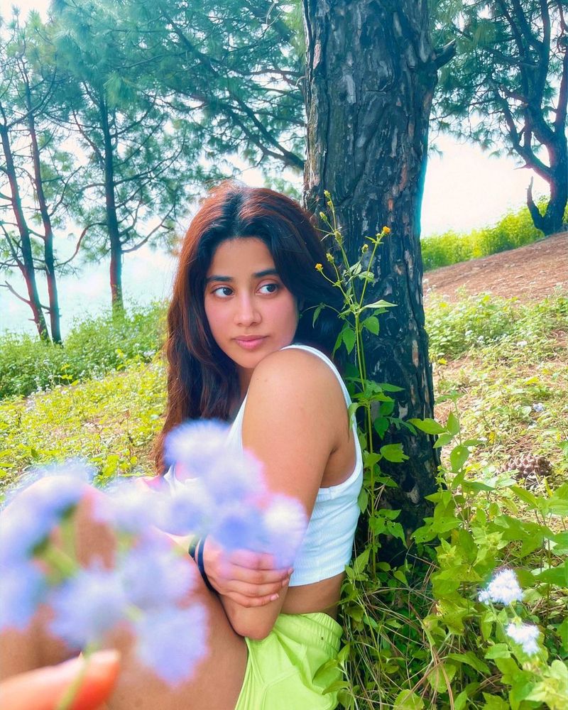 bollywood Actress Janhvi Kapoor became a Flower Child in a crop top and tie dye pants Photos goes viral BRD