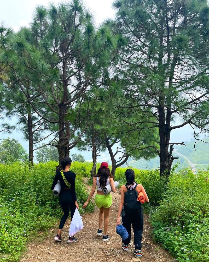 sridevi daughter janhvi kapoor enjoys her vacation rises heat in shorts