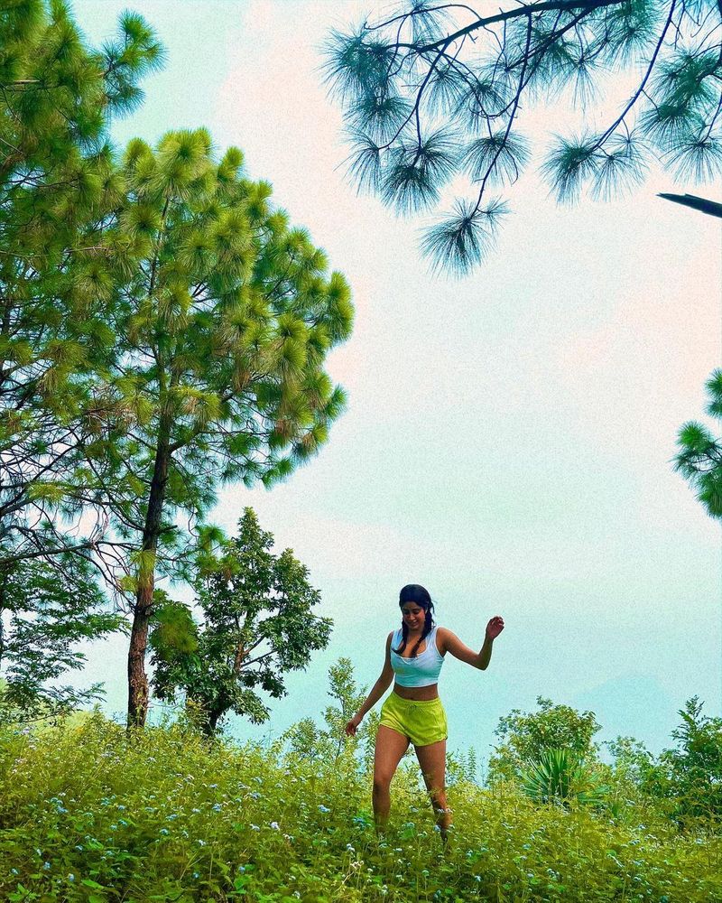 sridevi daughter janhvi kapoor enjoys her vacation rises heat in shorts