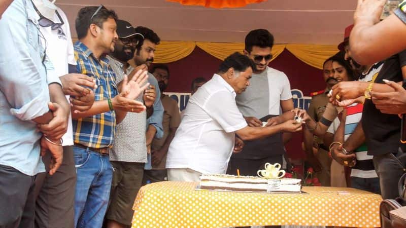 Udayanithi Stalin gives biryani to the film crew for actor Myilsamy birthday