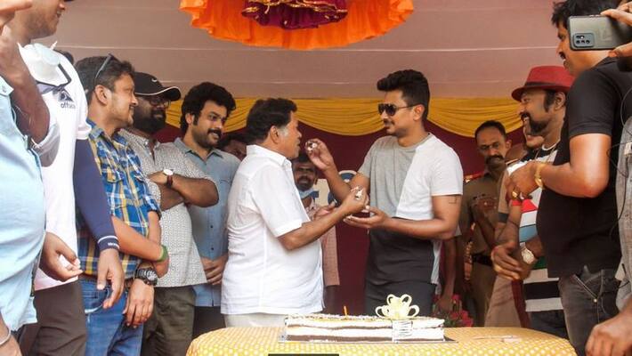 Udayanithi Stalin gives biryani to the film crew for actor Myilsamy birthday Udayanithi Stalin gives biryani to the film crew for actor Myilsamy birthday