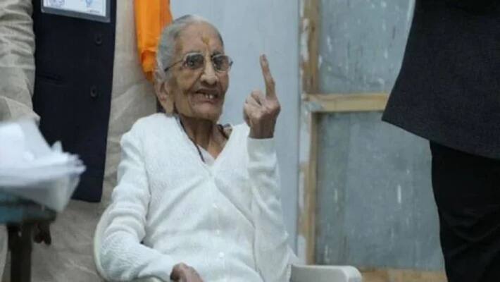 gujarat voting gandhinagar municipal corporation elections pm modi mother hiraben reached to vote gujarat voting gandhinagar municipal corporation elections pm modi mother hiraben reached to vote