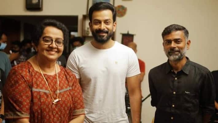 prithviraj and mallika sukumaran location still from alphonse puthren directing gold movie prithviraj and mallika sukumaran location still from alphonse puthren directing gold movie