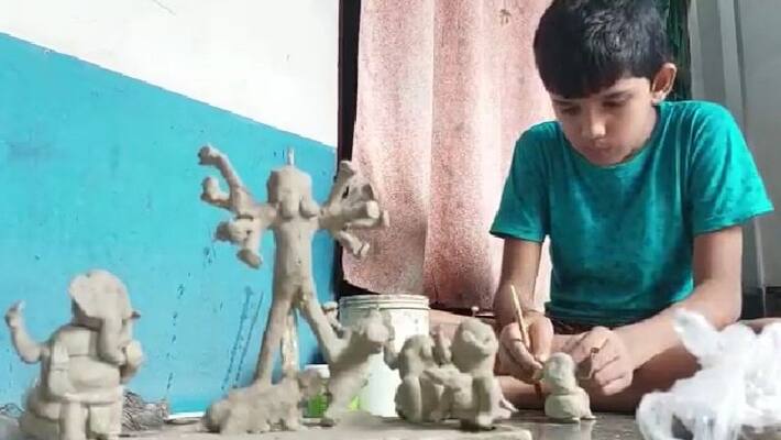 Anik Mandal, a resident of Kasba in Raiganj, made a clay Durga idol bpsb Anik Mandal, a resident of Kasba in Raiganj, made a clay Durga idol bpsb