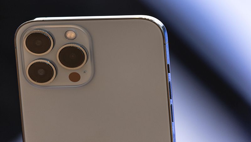 Treatment of patients being done with the camera of Iphone Doctor said it works wonderfully See the wonders of technology