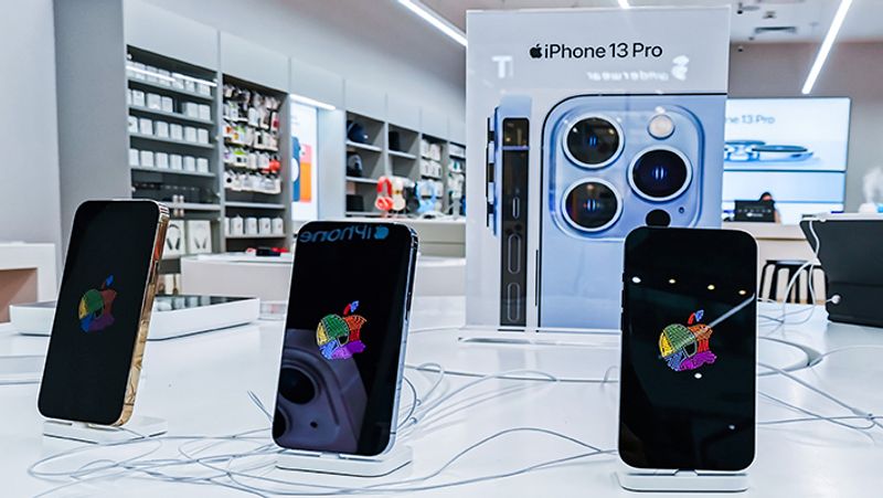 Treatment of patients being done with the camera of Iphone Doctor said it works wonderfully See the wonders of technology