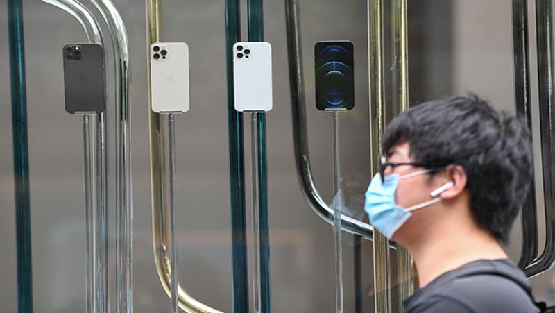 Treatment of patients being done with the camera of Iphone Doctor said it works wonderfully See the wonders of technology