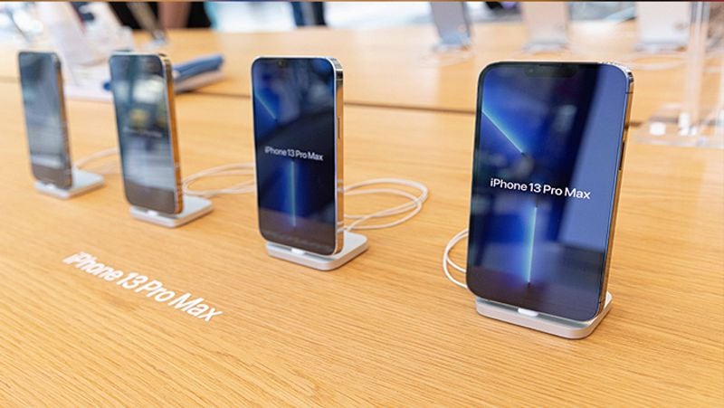 Treatment of patients being done with the camera of Iphone Doctor said it works wonderfully See the wonders of technology