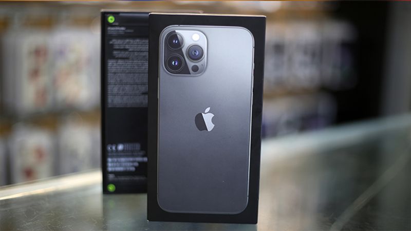 Treatment of patients being done with the camera of Iphone Doctor said it works wonderfully See the wonders of technology