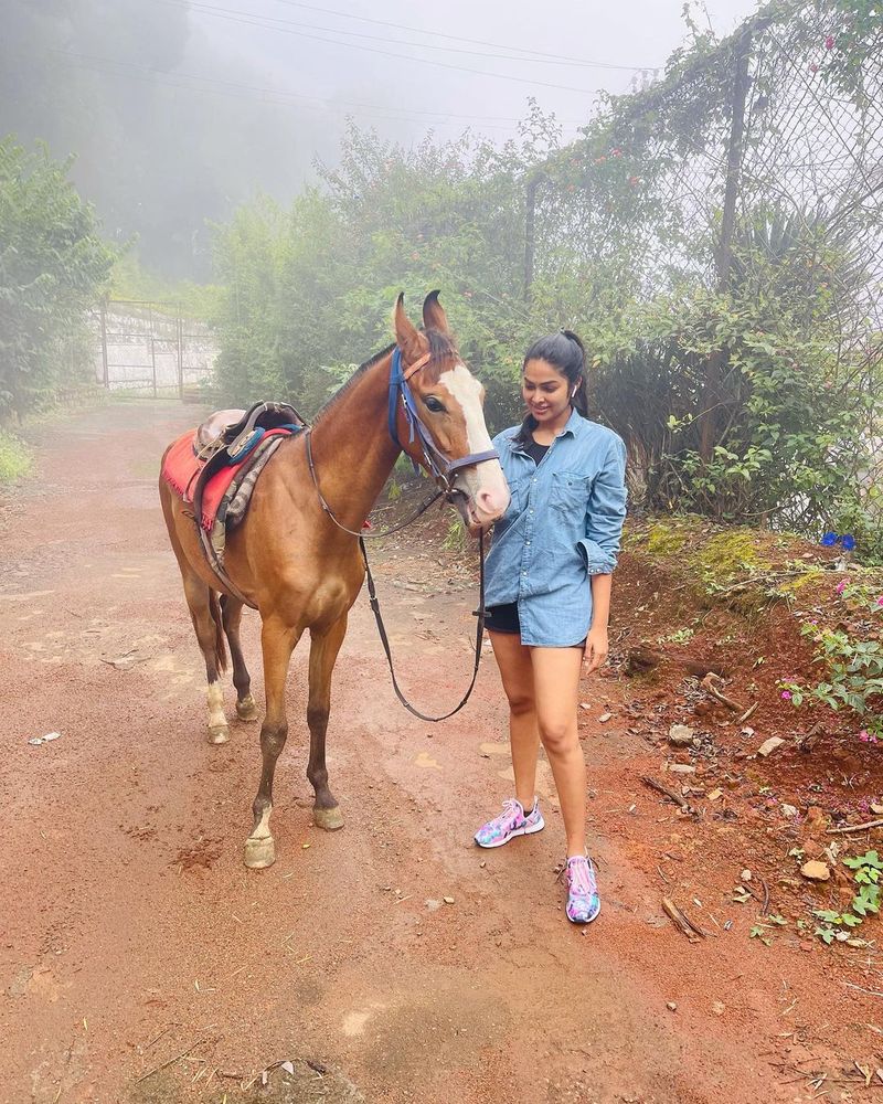 bigg boss fame divi stuns in make up less photos her latest photos goes viral