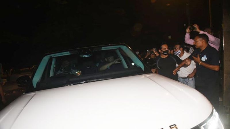 Salman Khan visit Shahrukh Khan home after Aryan Khan arrest users troll Bhaijaan