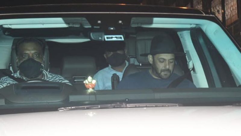 Salman Khan visit Shahrukh Khan home after Aryan Khan arrest users troll Bhaijaan